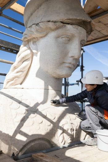 Minerva wordt schoongemaakt en hersteld