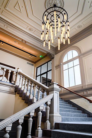 Het trappenhuis met natuursteen en speciale verlichting