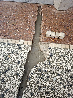 Terrazzo was overal fors beschadigd