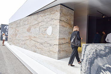 Stand Antolini met ruwe natuursteen