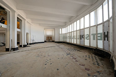 Binnen bij Thermae Palace veel ­stucwerk en vloeren te restaureren