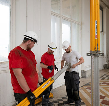 Honderden stelpoten ter ondersteuning van vloervelden