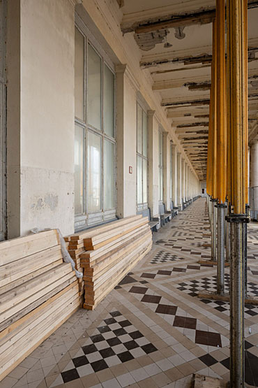 Ook de raampartijen krijgen een stevige renovatie