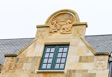 Het wapen van Amsterdam en van Scheveningen zijn nu weer zichtbaar in bovenste gevelstuk