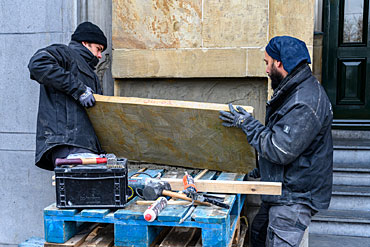 Op locatie worden platen zorgvuldig aangebracht na grondig herstel