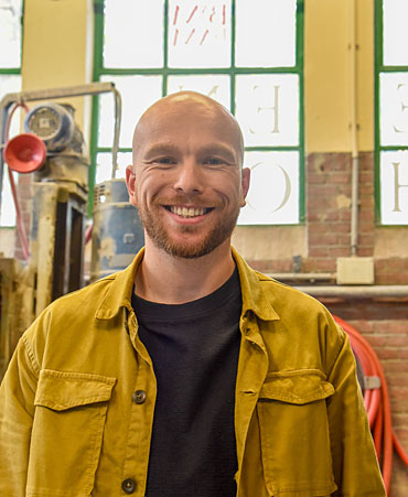 Sam Ezra Janse bijna dagelijks aanwezig in werkplaats en kantoor