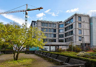 De Buitengevel met tegels in beton al bijna klaar