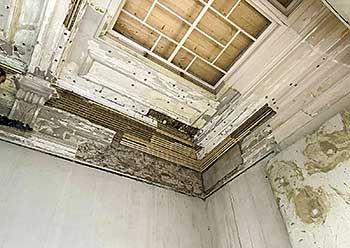 Het oorspronkelijke plafond in fases aangepakt