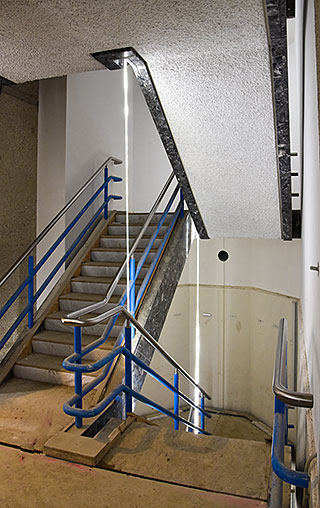 Natuursteen tot in het trappenhuis doorgevoerd