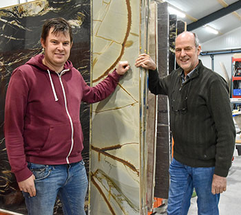 Zoon Pieter (links) en Peter bij een topstuk